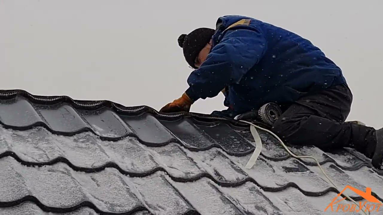 Кровельщик КровУют монтирует покрытие
